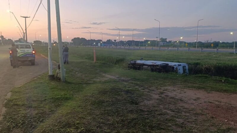 Un vehículo cayó en el canal de la colectora y sus ocupantes salieron ilesos