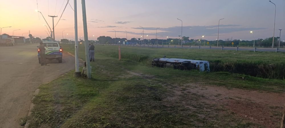 Un vehículo cayó en el canal de la colectora y sus ocupantes salieron ilesos