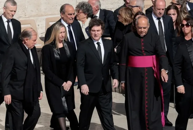 El regreso de Milei a la Argentina luego del funeral del Papa Francisco