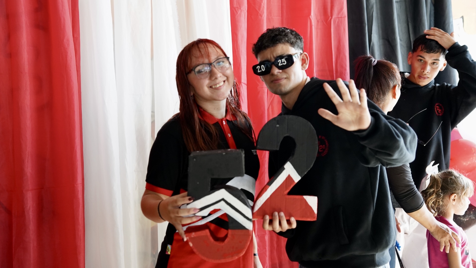 Presentación de las remeras de la Promo 2025 en la EES 123