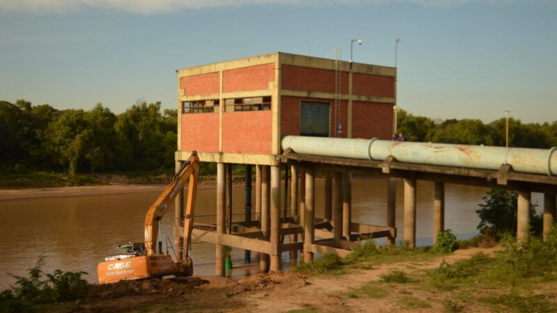 SAMEEP intensifica los trabajo en el Riacho Barranqueras para asegurar el caudal de agua