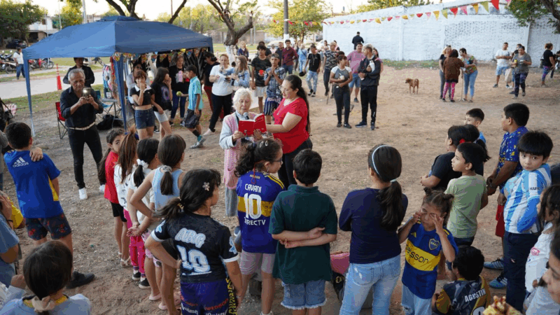Presentación de Remeras de Promo en la EES N°123: Un Evento Inolvidable