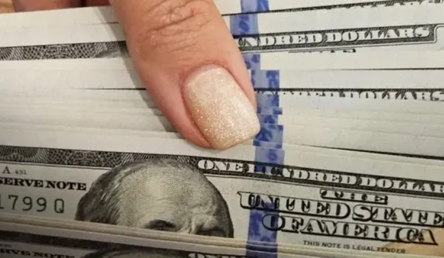 El dólar sigue impulsando los viajes al exterior: se han gastado 2.751 millones de dólares en el primer trimestre del año