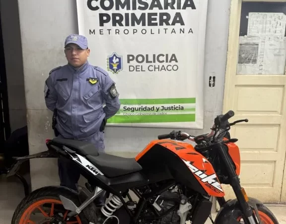 En las primeras horas del domingo, dos jóvenes derraparon en una moto a gran velocidad, uno quedó internado y el otro demorado