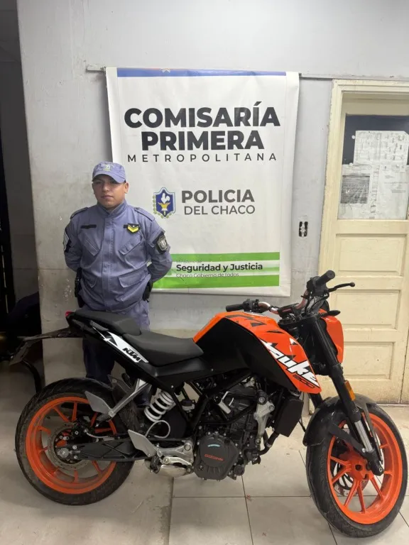 En las primeras horas del domingo, dos jóvenes derraparon en una moto a gran velocidad, uno quedó internado y el otro demorado