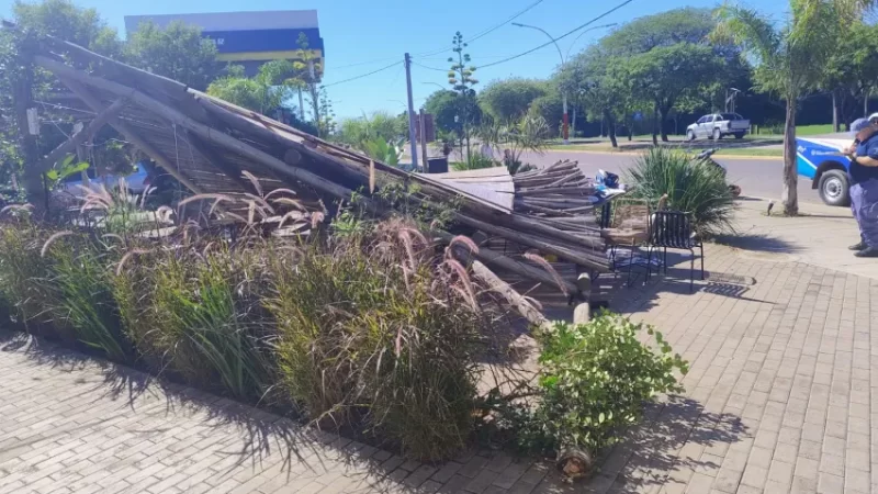 Cayó la pérgola de un reconocido bar: una mujer resultó herida