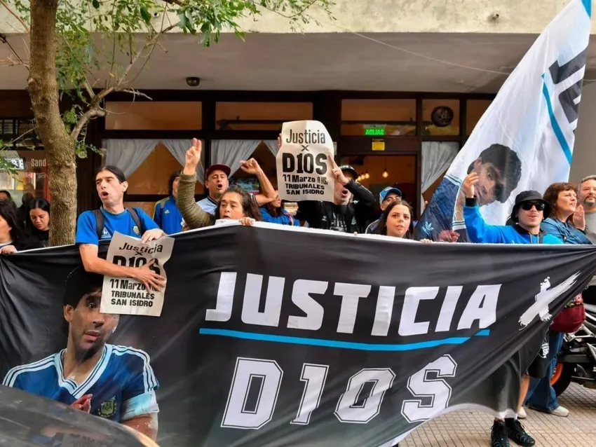 Tras el escándalo del documental, hoy se define el futuro del juicio por la muerte de Maradona