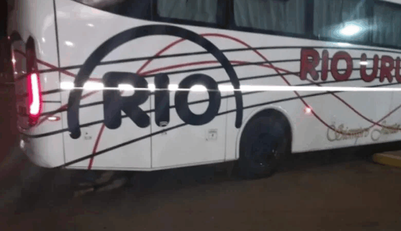 Un colectivo arribó a terminal de Virasoro arrastrando el cuerpo de un hombre