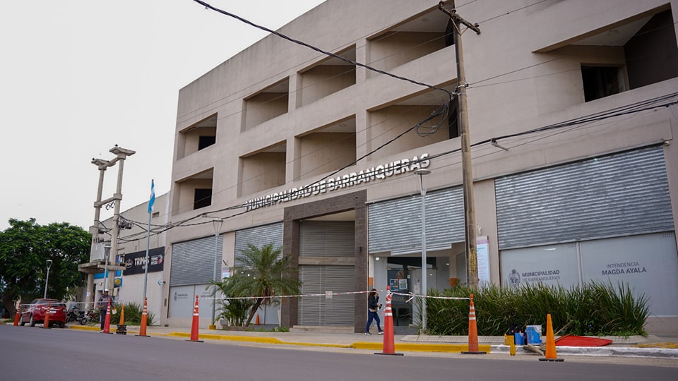 Mejoras en el ordenamiento vial frente al edificio municipal de Barranqueras