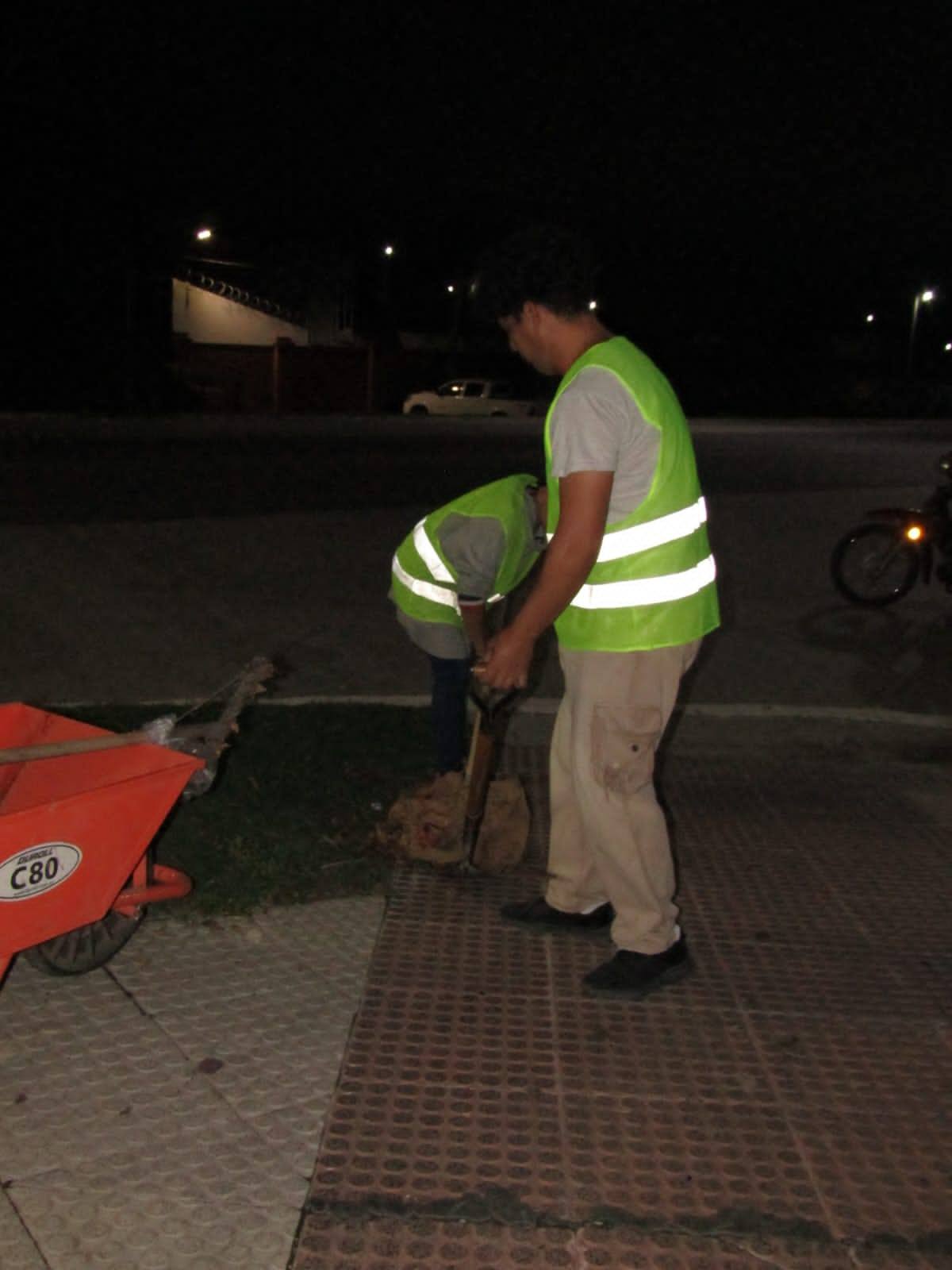Trabajadores municipales de Vilelas realizaron limpieza nocturna en la ciudad