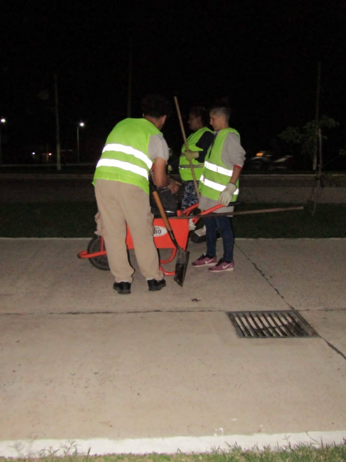 Los equipos municipales del turno noche en Vilelas realizaron limpieza en la ciudad