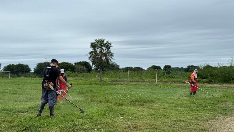 El Municipio de Barranqueras realizó limpieza en el predio de la liga de fútbol local