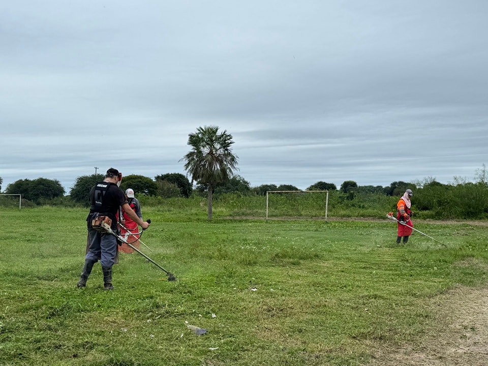 El Municipio de Barranqueras realizó limpieza en el predio de la liga de fútbol local