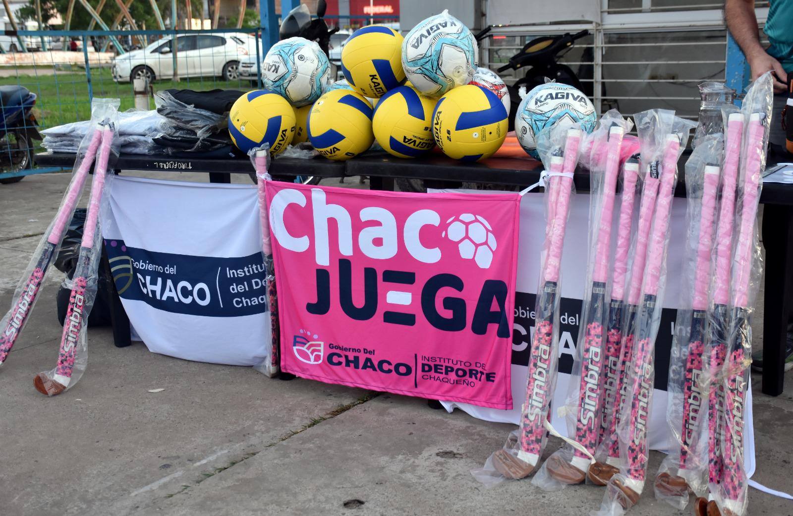 El gobierno provincial entregó elementos deportivos en el Parque Urbano Tiro Federal