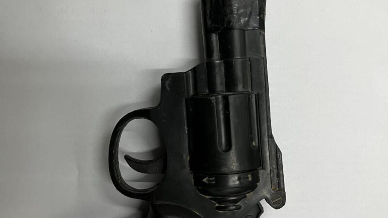 Detuvieron a un joven con replica de arma de fuego