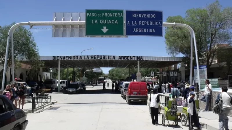 Ya rigen las nuevas normativas migratorias de Javier Milei