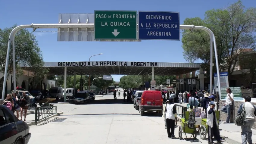 Ya rigen las nuevas normativas migratorias de Javier Milei