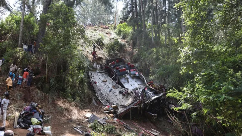 Mueren 21 personas y otras 14 resultan heridas en accidente de autobús en Sri Lanka