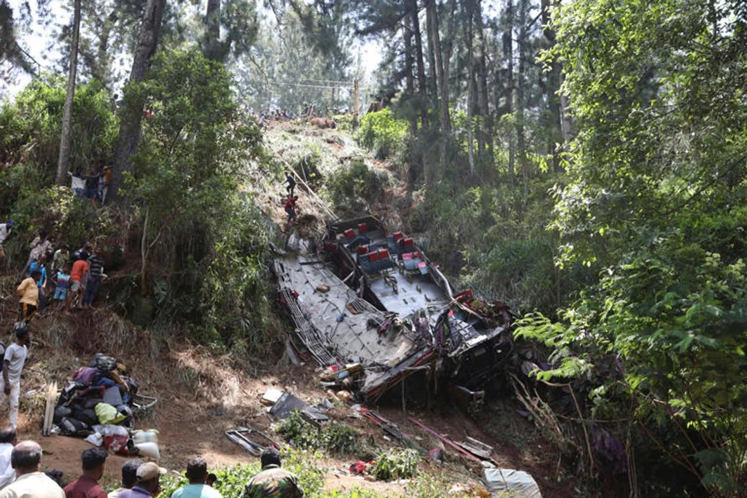 Mueren 21 personas y otras 14 resultan heridas en accidente de autobús en Sri Lanka