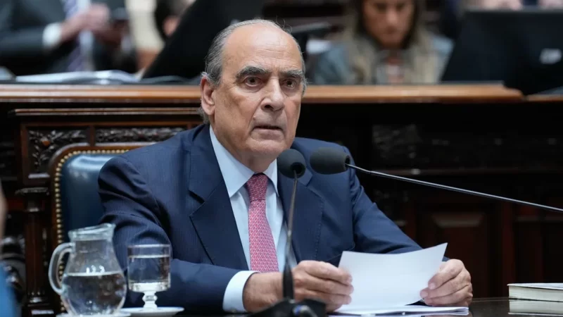Francos explicó que restan detalles legales para anunciar las medidas para el uso de dólares