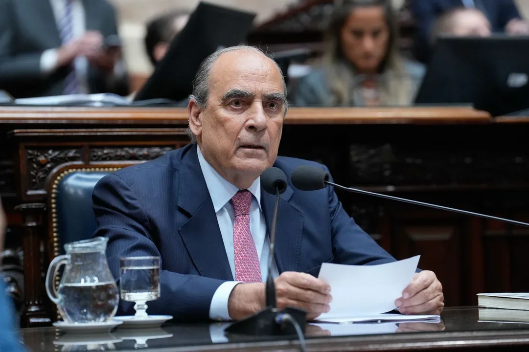 Francos explicó que restan detalles legales para anunciar las medidas para el uso de dólares