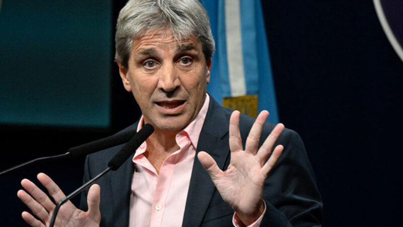 Luis Caputo también atacó a los periodistas: “Es una profesión que tiende a desaparecer”