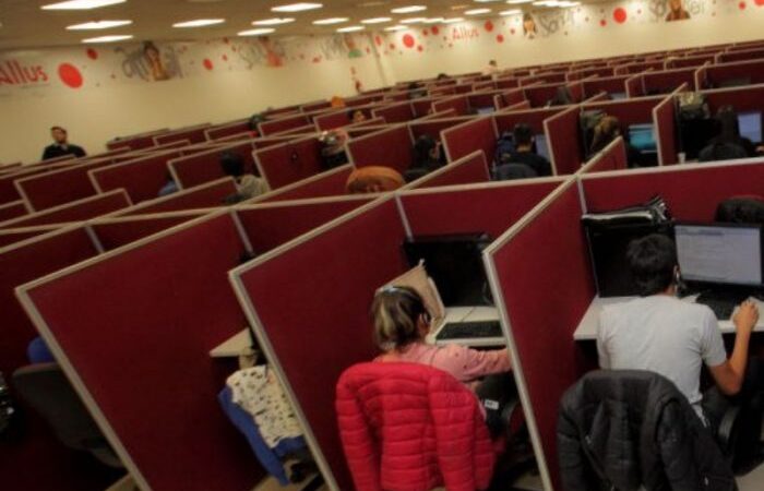 Condenan a un call center a indemnizar a empleada por despido sin causa