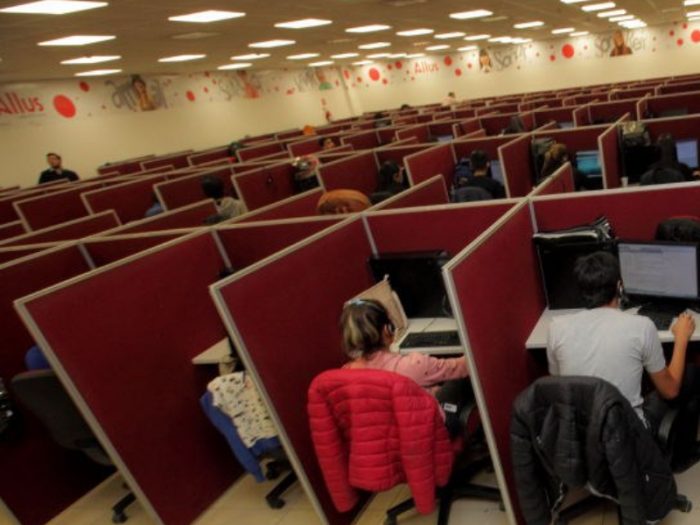 Condenan a un call center a indemnizar a empleada por despido sin causa