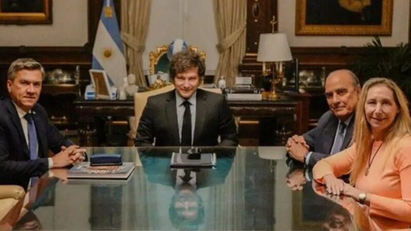 Milei se reunió en la Casa Rosada con el gobernador Leandro Zdero para celebrar la victoria de las elecciones