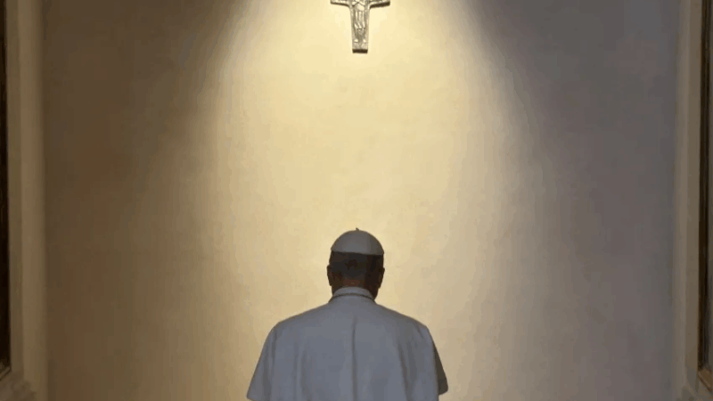 El papa León XIV ante la tumba de Francisco