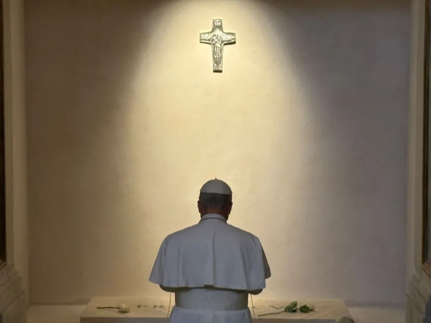 El papa León XIV ante la tumba de Francisco