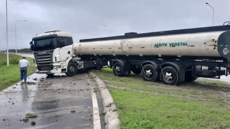 Un camión se salió de la vía debido a la lluvia y acabó en la banquina en un cruce de carreteras