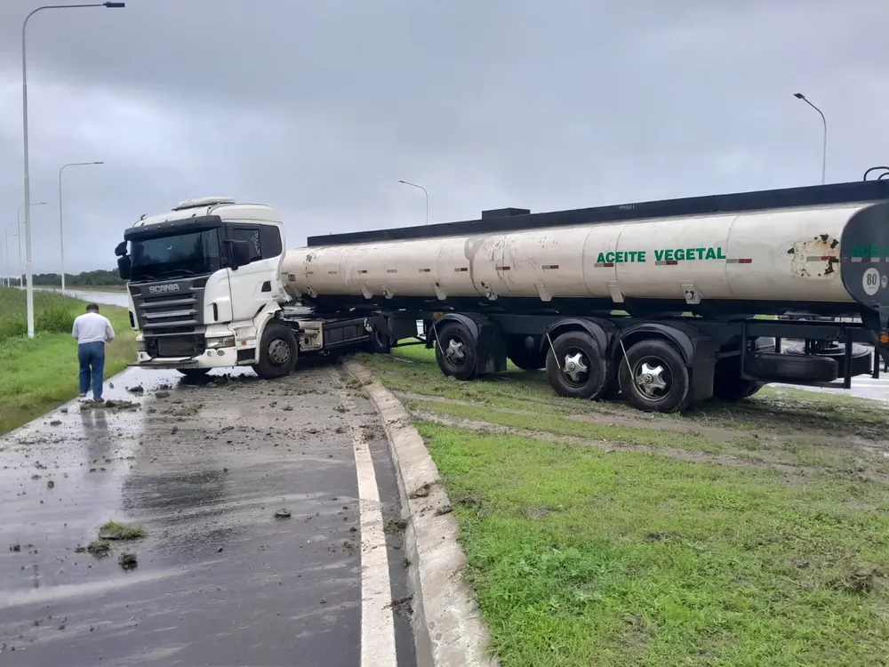 Un camión se salió de la vía debido a la lluvia y acabó en la banquina en un cruce de carreteras