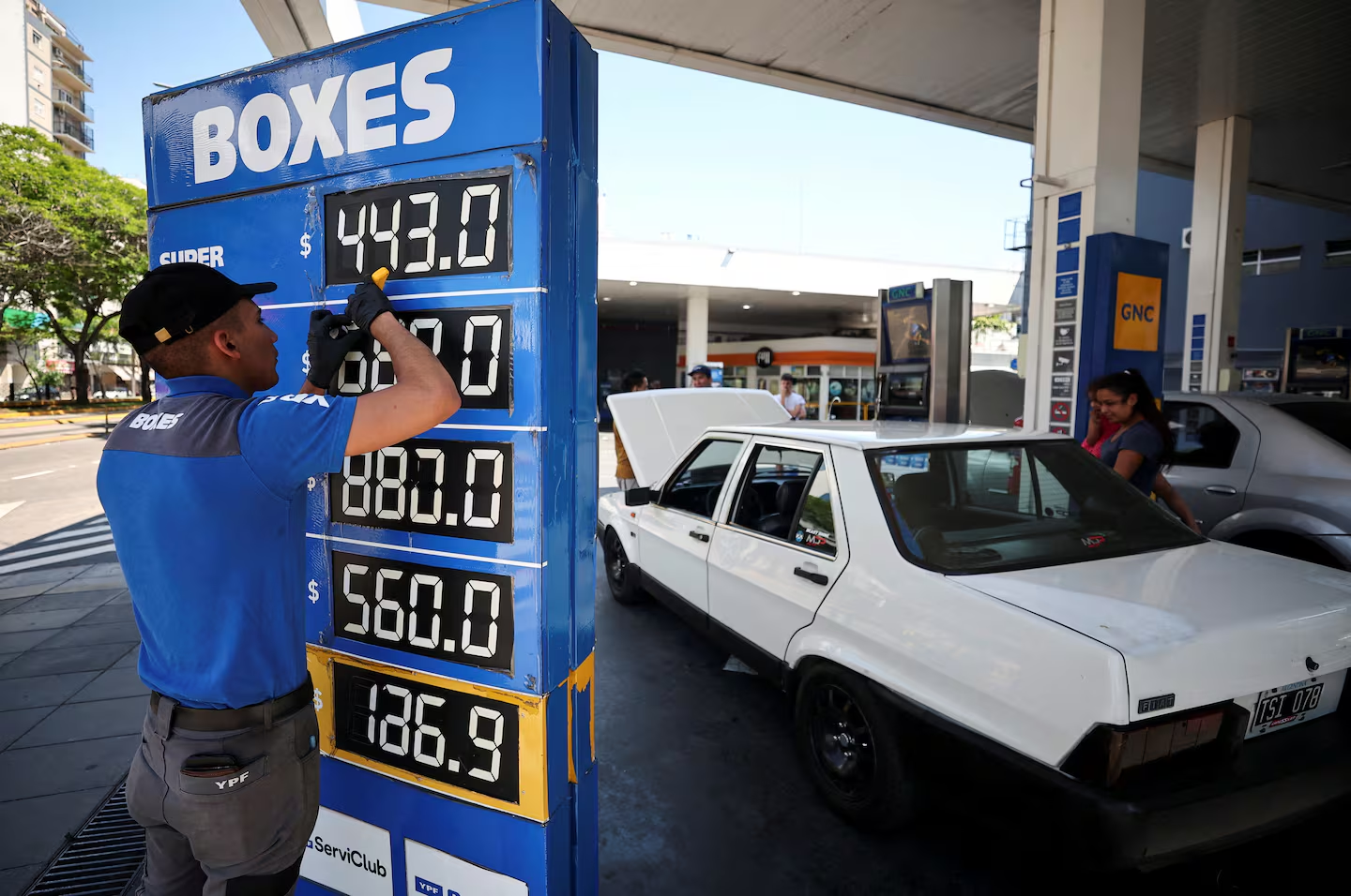 El Gobierno actualizó los impuestos sobre los combustibles, aumentarán la nafta y gasoil el domingo