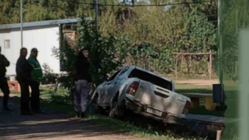 Puerto Vilelas: Conductor ebrio cayó con su camioneta a una zanja tras chocar una moto estacionado