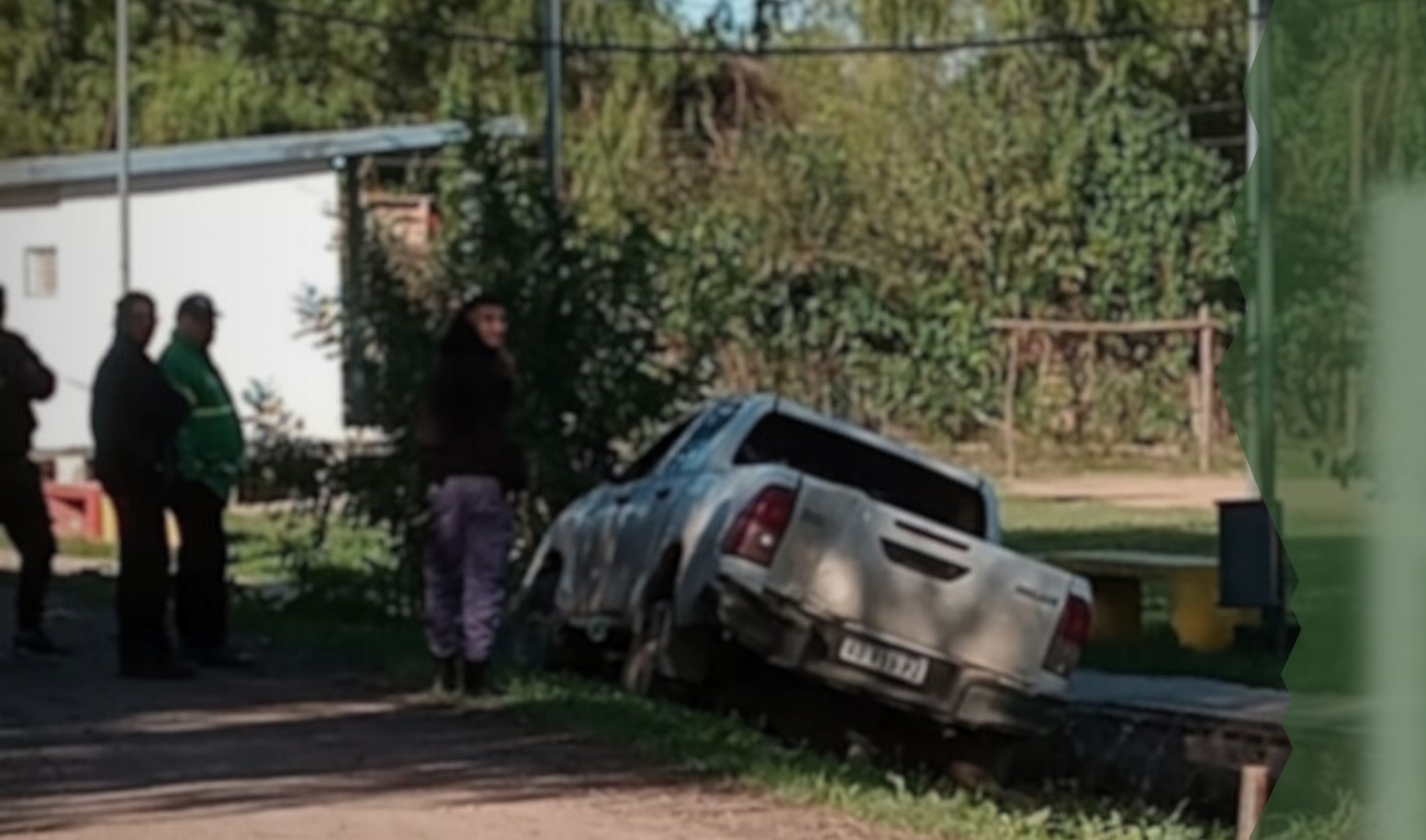 Puerto Vilelas: Conductor ebrio cayó con su camioneta a una zanja tras chocar una moto estacionado