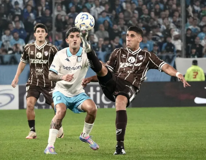 Racing fue derrotado por Platense y quedó fuera del Torneo Apertura