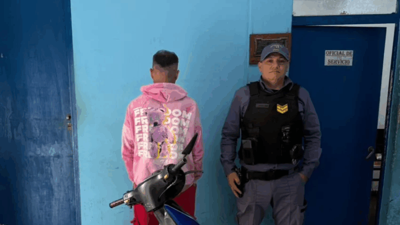 Un hombre fue arrestado tras ser acusado de agredir a su expareja, amenazarla de muerte y mantenerla encerrada en su hogar