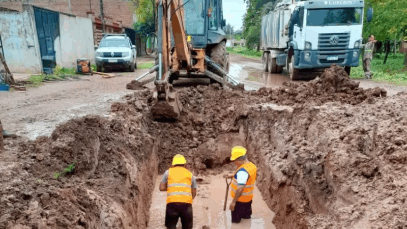 Resistencia: repararon caño maestro que restablece el suministro de agua potable en el barrio Tiro Federal