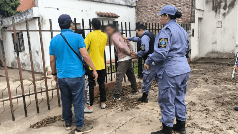 Dos hombres fueron retenidos por causar disturbios en una casa deshabitada