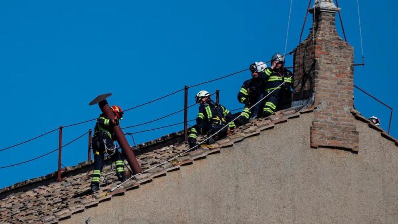 Preparados para el cónclave el Vaticano, ya instaló la chimenea del anuncio