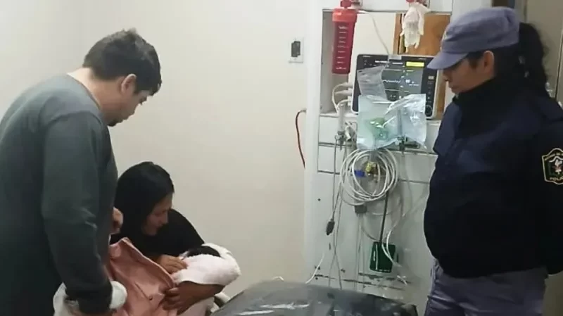 Policías salvaron a un bebé recién nacido que no podía respirar