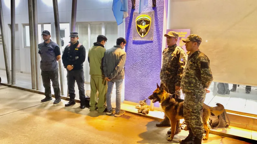 Detuvieron a dos personas en el Puente General Belgrano con más de 2 kg de marihuana
