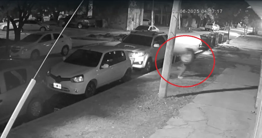 Robo en el Barrio Malvinas, fue detectado por las cámaras, y los detuvieron