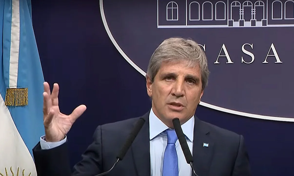 Caen los bonos y Caputo lo atribuye a la aprobación de la suba de jubilaciones en Diputados