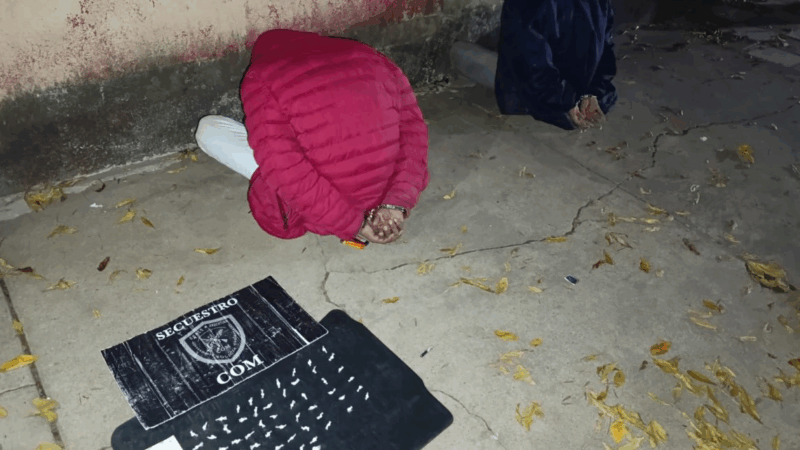 Detienen a dos jóvenes con 66 envoltorios de cocaína