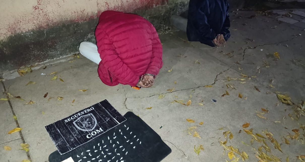 Detienen a dos jóvenes con 66 envoltorios de cocaína