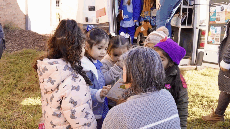 Niños de jardines y de distintos CDI visitaron el Bibliomovil