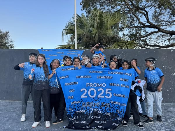 Estudiantes de la EEP N.º 345 presentaron sus remeras de promoción en Plaza Sarmiento