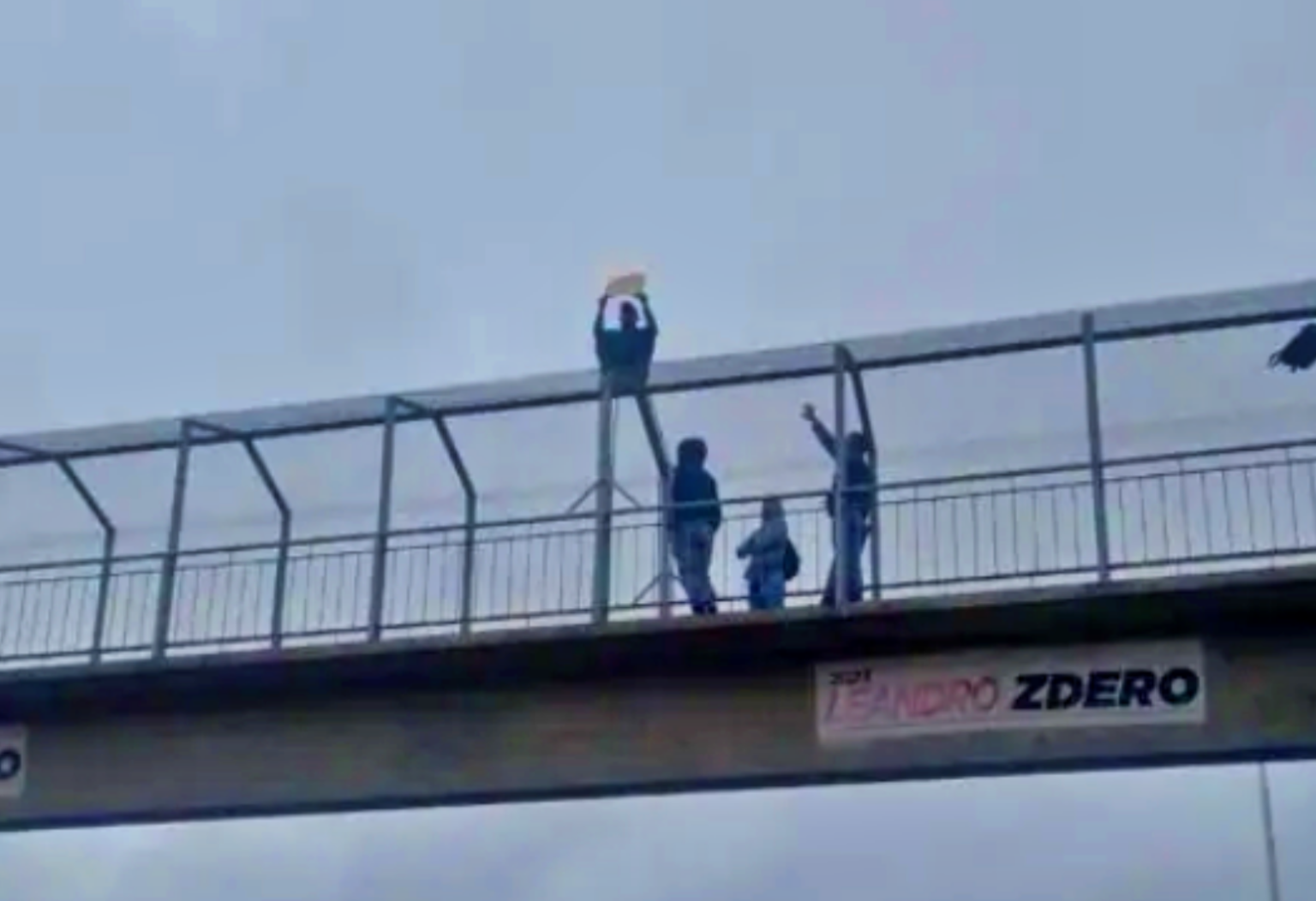 Un hombre amenazó con tirarse del puente alto nivel de RN16